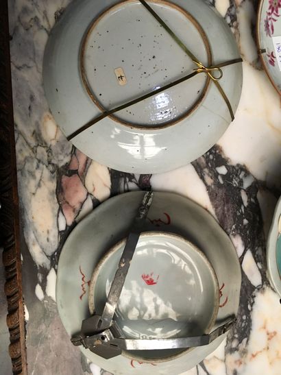 null CHINE. Paire d'assiettes en porcelaine décor de la famille rose de fleurs (fêles),...