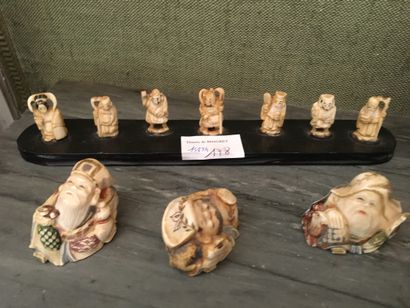 null Lot : autel portatif en ivoire et 3 netsuké en ivoire, 7 petits personnages...