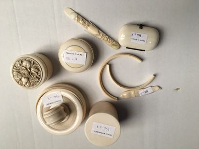 null Lot d'ivoire sculpté XIXe : 4 boîtes, un porte-monnaie, un petit étui plat,...