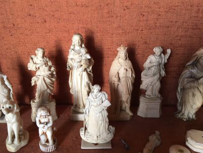 null 11 ivoires de Dieppe figurant des Vierges, saints et animaux (gerses et acc...