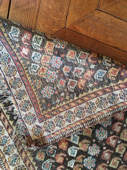 null Lot of 4 small carpets including a small one with knotted pionts, a kilim (in...