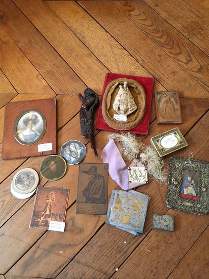 Lot of trinkets including miniatures, copper...