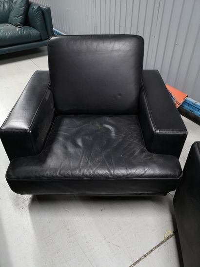 null 28. Paire de fauteuils confortables en cuir noir (usures)

Marque FURSYS

H...