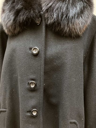 null NICKY ZED Paris. Manteau ample en laine et cachemire noir, le col châle, le...
