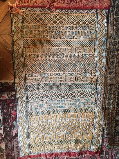 null Lot of 4 small carpets including a small one with knotted pionts, a kilim (in...