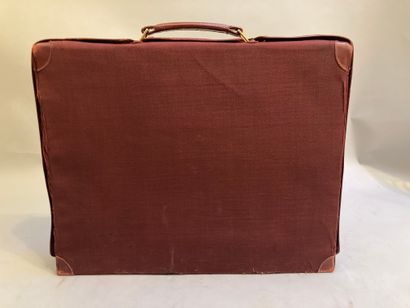 null HERMES Paris, circa 1940 - Travel toiletry case in red Hermès leather box with...