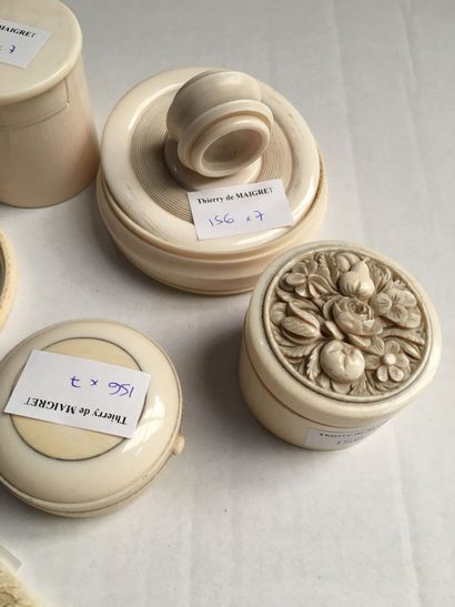 null Lot of carved ivory XIXth: 4 boxes, a purse, a small flat case, a paper cut...