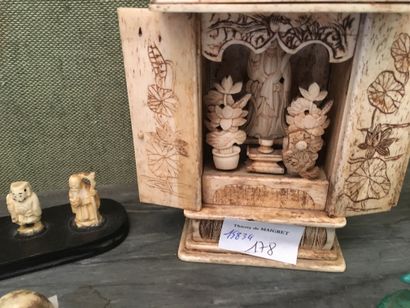 null Lot : autel portatif en ivoire et 3 netsuké en ivoire, 7 petits personnages...