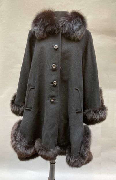 null NICKY ZED Paris. Manteau ample en laine et cachemire noir, le col châle, le...