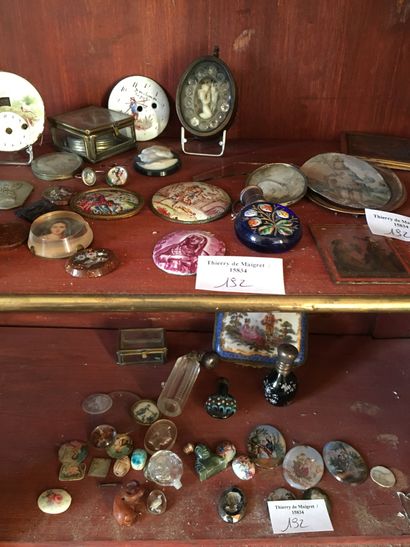 null 
Lot of display items, boxes, miniature bottle, porcelain box mount, enameled...