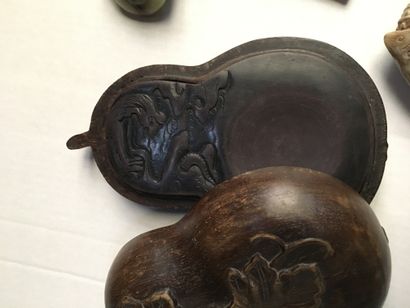 null Lot of hard stones: inkstone in a carved wooden box, 2 plates, one of which...