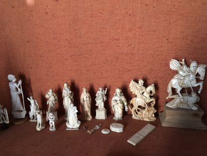 null 11 ivoires de Dieppe figurant des Vierges, saints et animaux (gerses et acc...