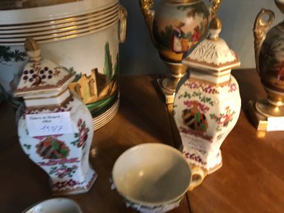 null Lot de porcelaine dont deux vases sur piédouche en porcelaine de Paris, de vases...