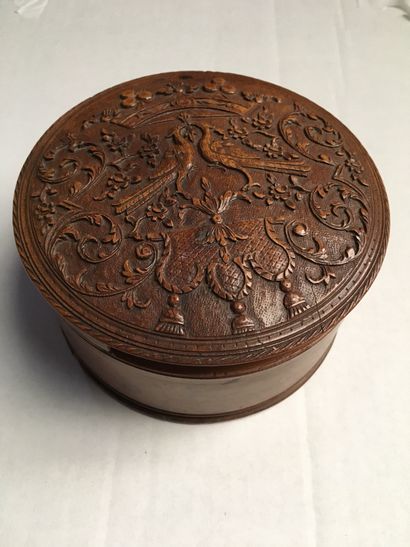 null Boxwood circular box carved with two herons supporting a crown of Marquis in...