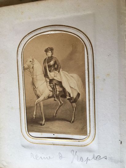 null Album de photo, portrait du Comte de Chambord, Roi de Naples et divers ; album...