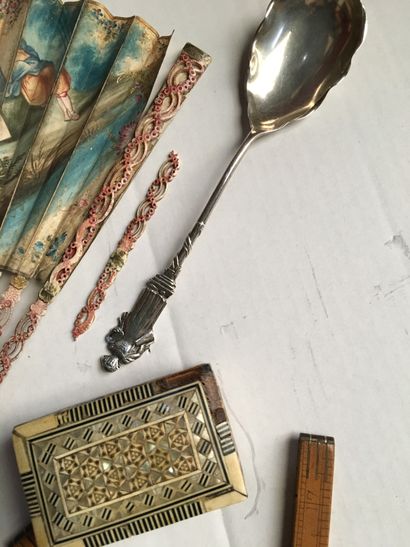 null Lot of trinkets: fan in the state, small rectangular box mother-of-pearl and...