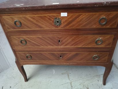 null Veneered chest of drawers, opening with three drawers, slightly cambered legs,...