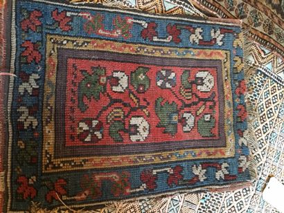 null Lot de 4 petits tapis dont un petit aux pionts noués, un kilim ( en l'état,...