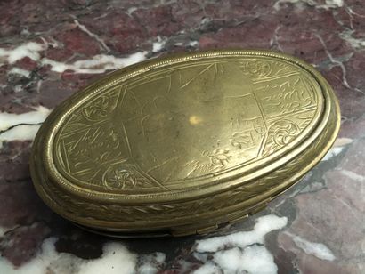 null Oval brass tobacco box engraved with a bear attack, Dutch work, shocks, length...
