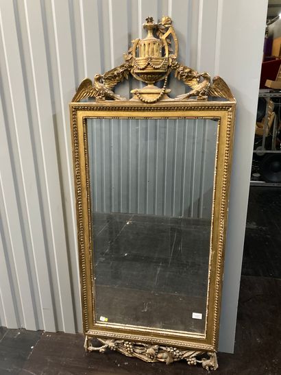 null Gilded wood glass. Damaged pediment decorated with birds and urn

Louis XVI...