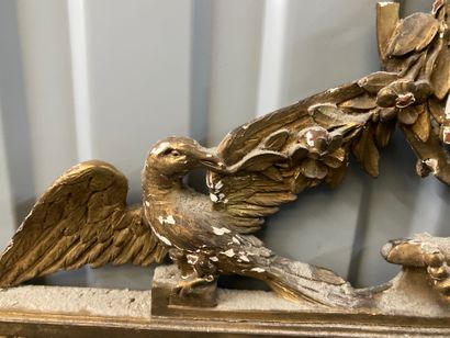 null Gilded wood glass. Damaged pediment decorated with birds and urn

Louis XVI...