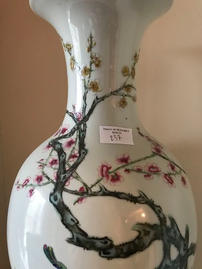 null Ref 62 / Chine travail XXème, vase balustre en porelaine à décor d'oiseaux branchés

Ht...