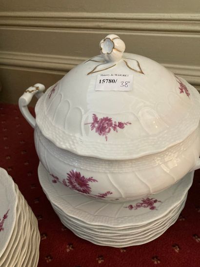 null Caisse : porcelaine dont une partie de service de table à décor floral rose...