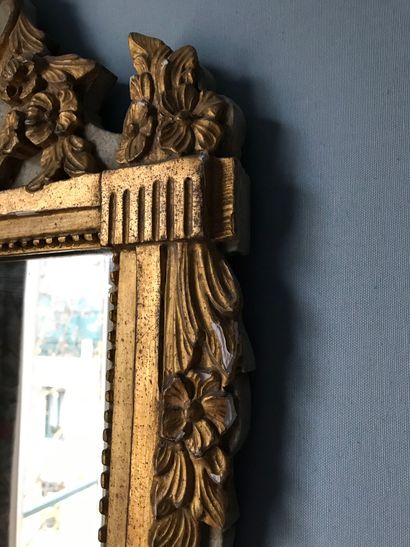 null Ref 24 / Miroir à fronton en bois laqué et doré à décor de vase fleuri,

Vers...