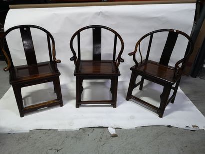 null 4 et 2 fauteuils en bois laqué, les accortoirs dits "en fer à cheval", CHINE,...