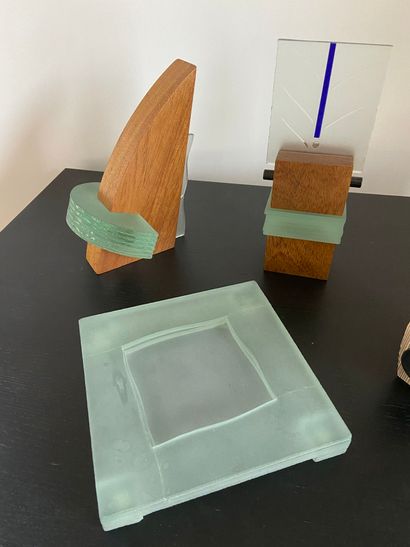 null Ref 9 / Ensemble de 4 sculptures et videpoche en verre (accidents), signées...