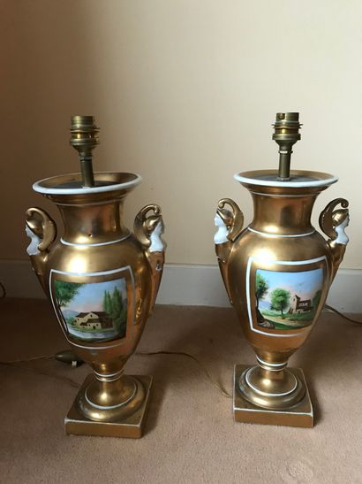 null Ref 48 / Paire de vases en porcelaine de Paris, montés en lampe, décor de maison...