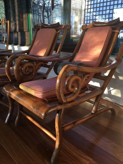 null Paire de fauteuils en bois naturel de style indo-portugais 

insolés, en l'état

87...