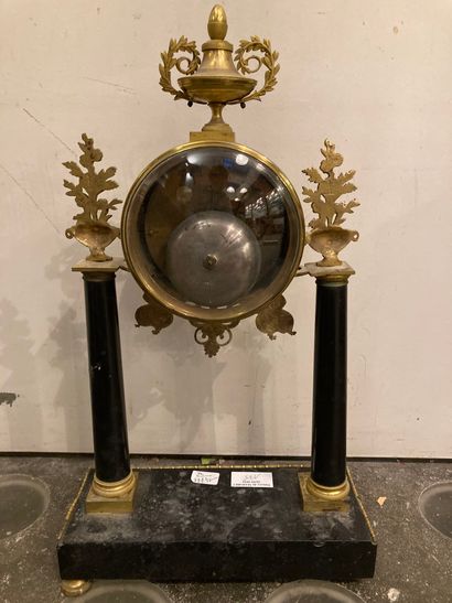 null Portico clock in gilded bronze and black granite, decorated with sphinxes and...