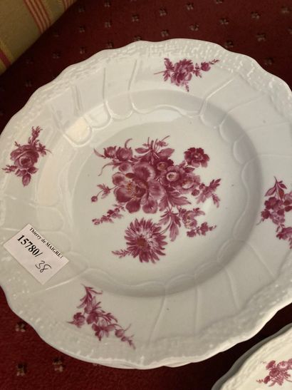 null Caisse : porcelaine dont une partie de service de table à décor floral rose...