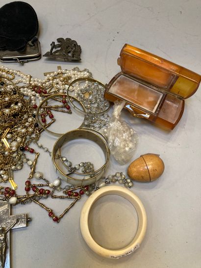 null ref 143 et 145. Lot de faux bijoux dont chapelet, colliers, bracelets et briquet...