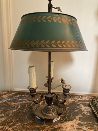 null Lampe bouillotte trois lumières en métal argenté

Style Louis XV

On y joint...