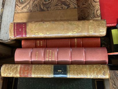 null 
3 boxes and 2 handles : Lot of bound books including Condillac, Verne (4 volumes)




Lot...