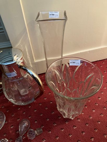 null Glassware: 3 vases, a jug, an ice cube tray and four carafe stoppers

Lot sold...