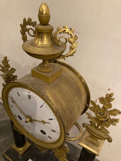 null Portico clock in gilded bronze and black granite, decorated with sphinxes and...