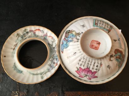 null Paire d'assiettes en porcelaine de Chine, décor polychrome de fleurs XVIIIème...