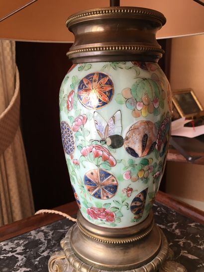 null Vase monté en lampe en porcelaine de Canton, fond vert, décor d'insectes et...