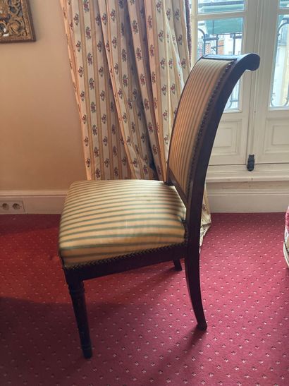 null Natural wood chair

H : 87 - W : 50 - D : 43 cm

Yellow and green striped fabric...