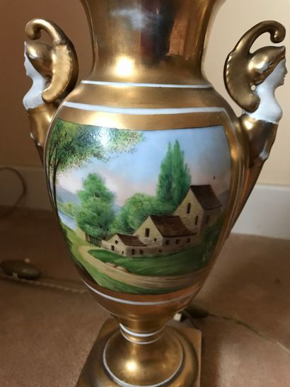 null Ref 48 / Paire de vases en porcelaine de Paris, montés en lampe, décor de maison...