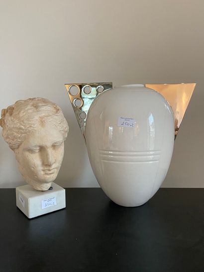 null Lot comprenant un grand vase blanc et chromé, moderne; Y. Blayo Paris. 32 x...