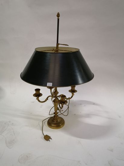 null Paire de lampes bouillotte de style Louis XVI, en bronze doré et ciselé; le...