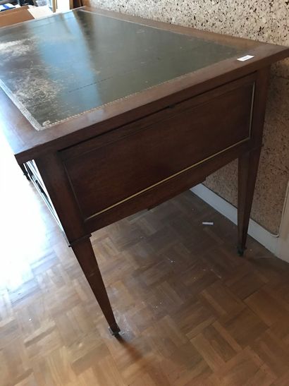 null Ref 22 / Directoire style flat desk, opening with 5 drawers

80x130x70 cm

(accidents,...