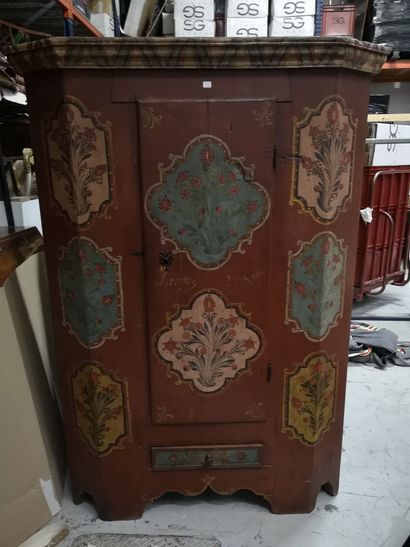 null Armoire à pans coupés en pin, décor peint dans des cartouches de bouquets floraux,...