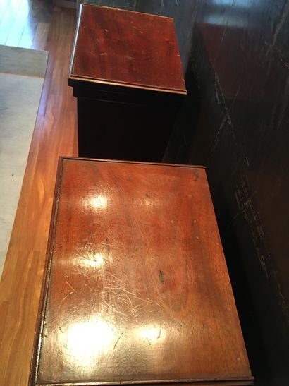 null Pair of mahogany and mahogany veneer sheaths 

138 x 38 x 28 cm

wears