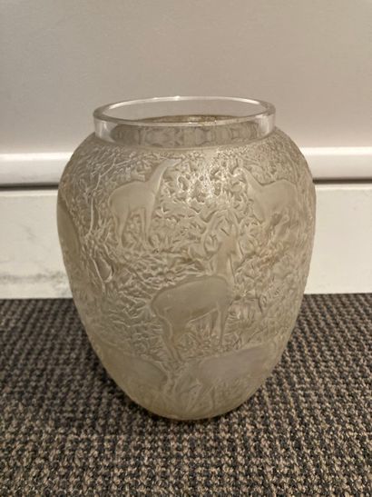 null Ref 135 / Lot de verrerie :

3 vases dont Lalique France et un vide poche

H...