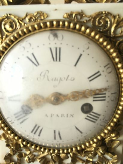 null Pendule borne en bronze doré et marbre blanc, cadran signé RAGOT à Paris, style...